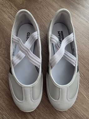 adidas Women's Light Beige and White Cross-Strap Flats